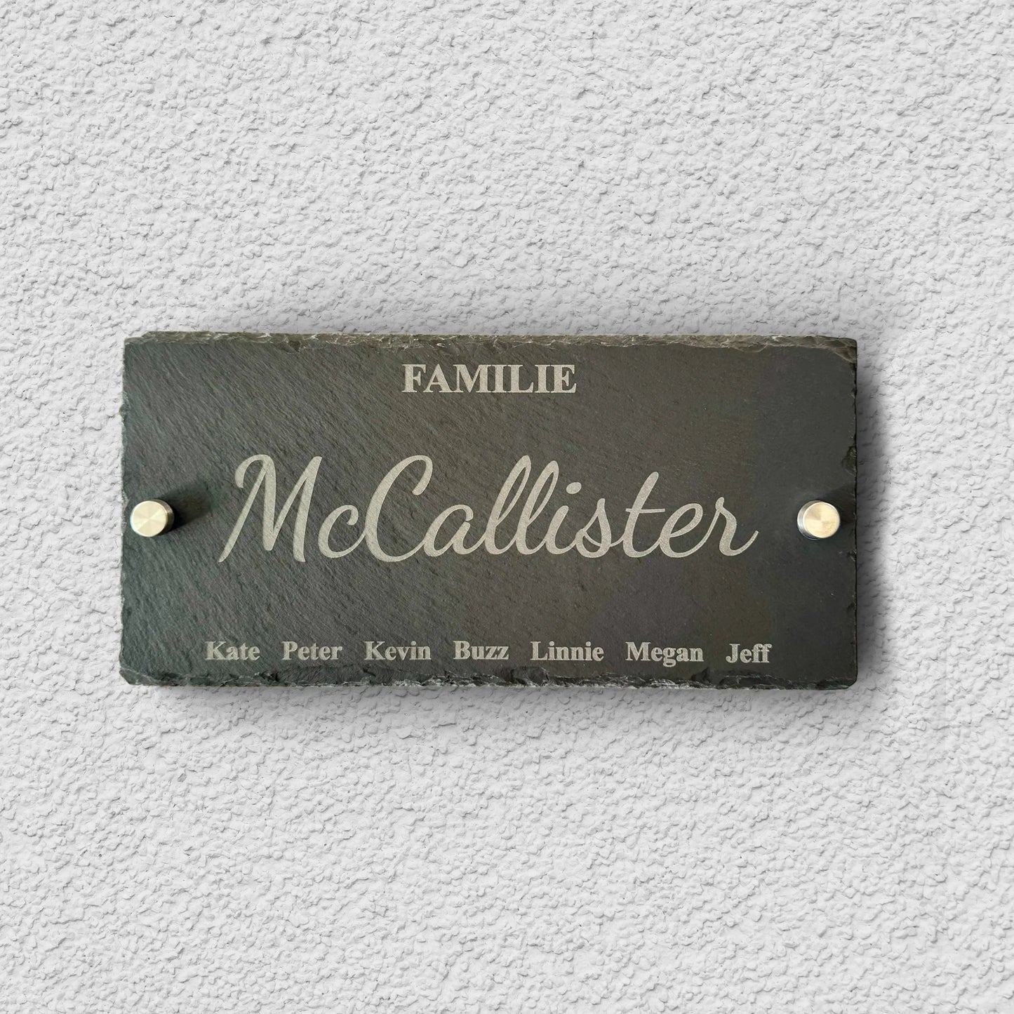 Personalisiertes Schiefer - Hausschild mit Gravur – Familienname – 25×12 cm – Edelstahl - Abstandhalter (20 mm) - AM3D Shop