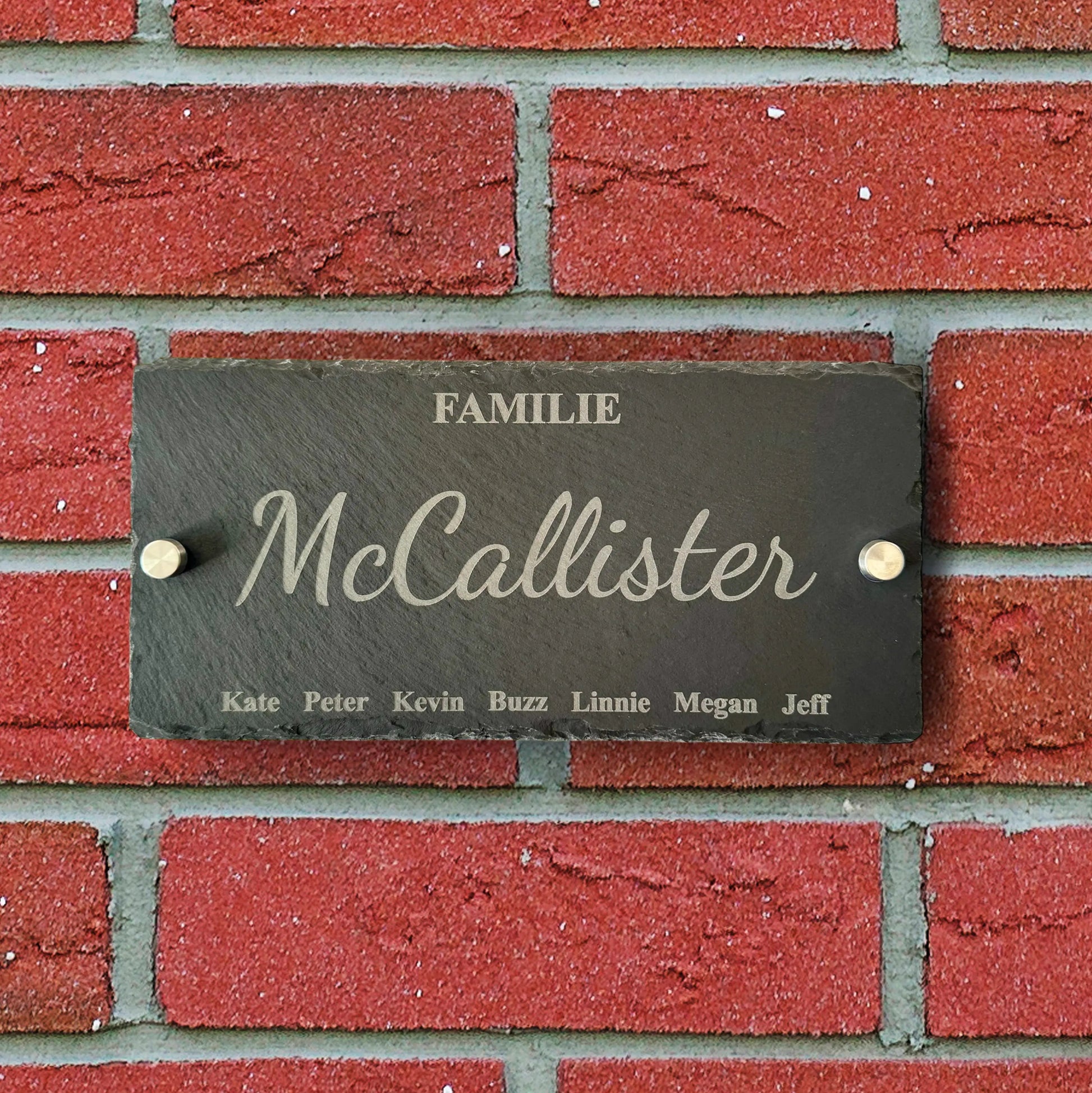 Personalisiertes Schiefer - Hausschild mit Gravur – Familienname – 25×12 cm – Edelstahl - Abstandhalter (20 mm) - AM3D Shop