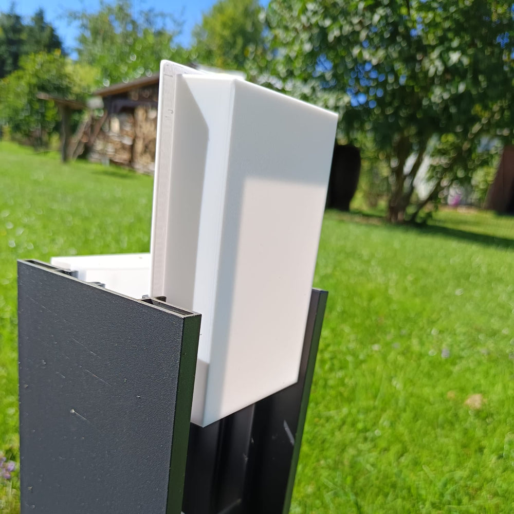 Philips Hue Turaco Ersatz-Abdeckung aus PETG montiert in anthrazitfarbener Außenleuchte im Garten