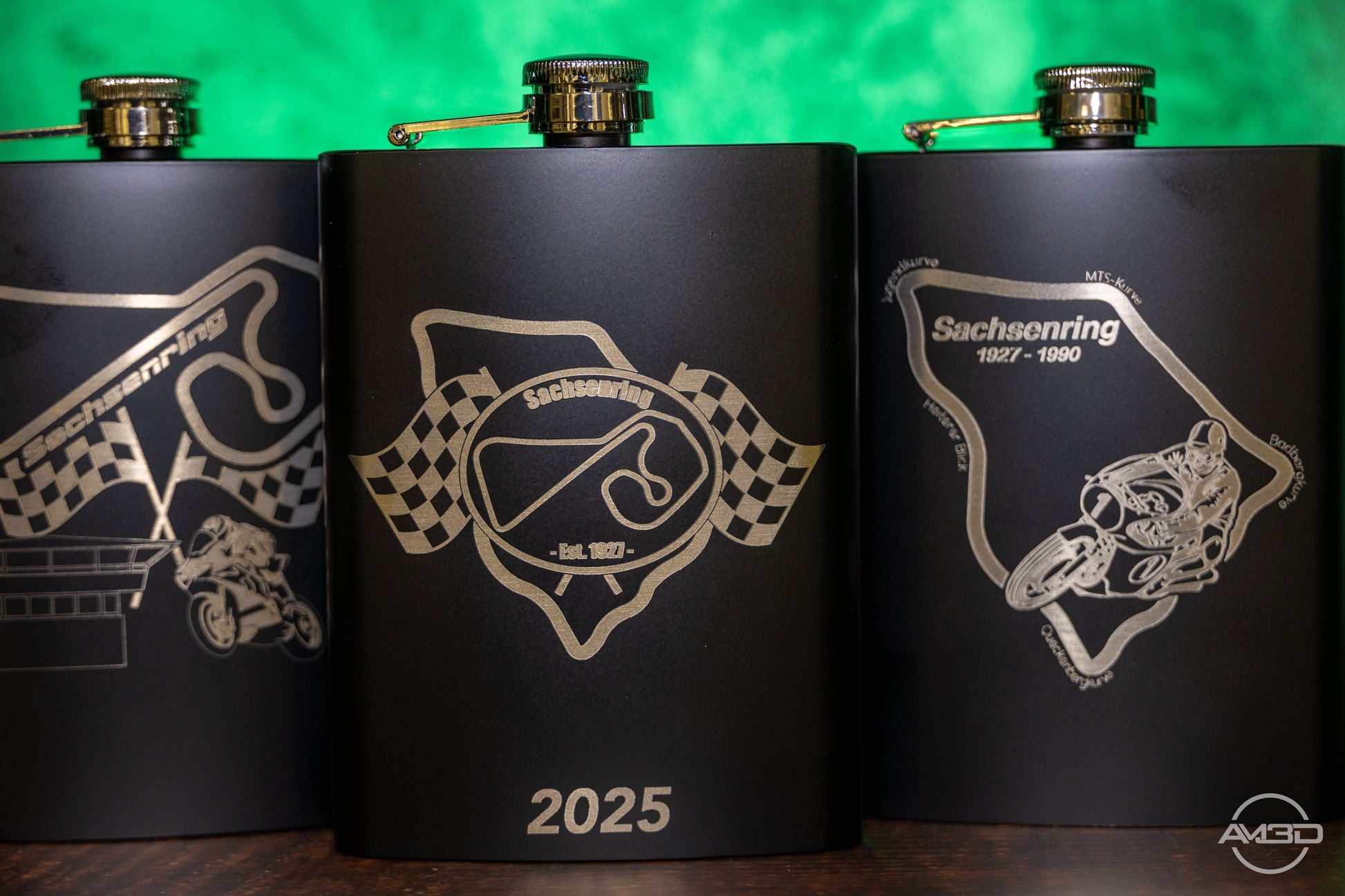 Sachsenring Flachmann 2025 – Edelstahl matt schwarz mit Lasergravur | 8 oz | Einzelstück oder im 3er - Set erhältlich - AM3D Shop