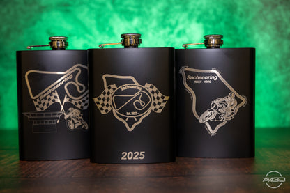 Sachsenring Flachmann 2025 – Edelstahl matt schwarz mit Lasergravur | 8 oz | Einzelstück oder im 3er - Set erhältlich - AM3D Shop