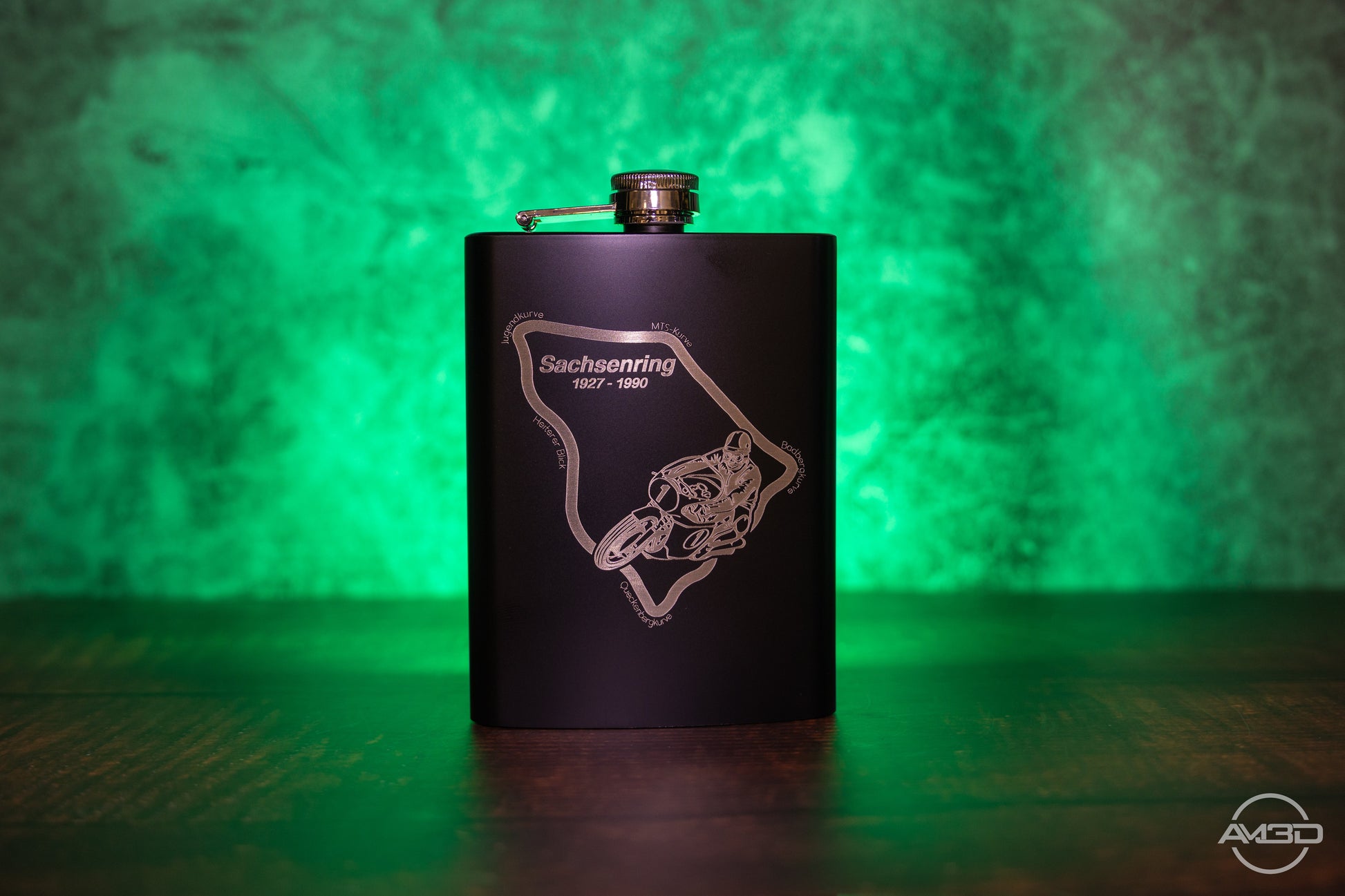 Sachsenring Flachmann 2025 – Edelstahl matt schwarz mit Lasergravur | 8 oz | Einzelstück oder im 3er - Set erhältlich - AM3D Shop