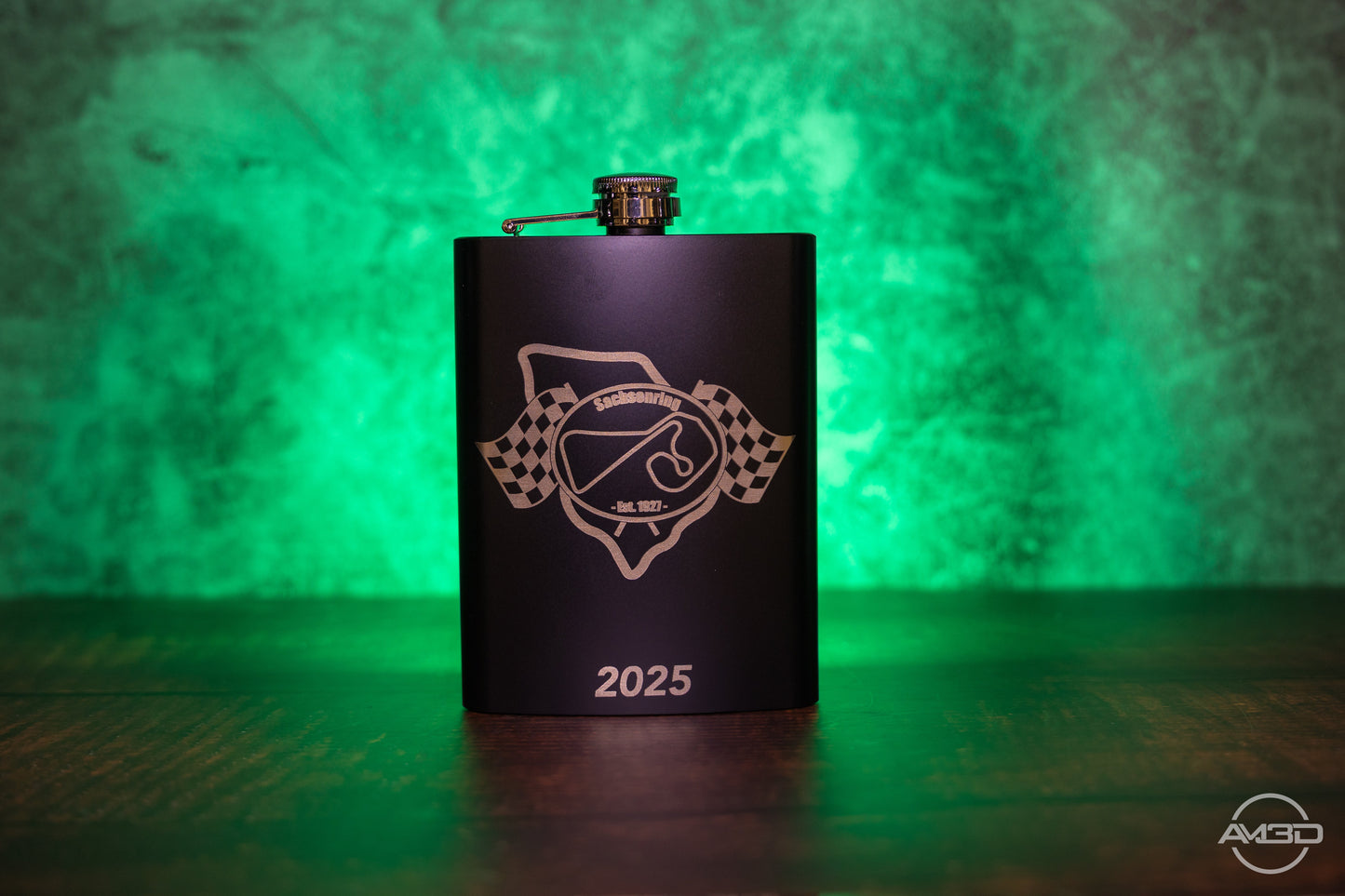 Sachsenring Flachmann 2025 – Edelstahl matt schwarz mit Lasergravur | 8 oz | Einzelstück oder im 3er - Set erhältlich - AM3D Shop