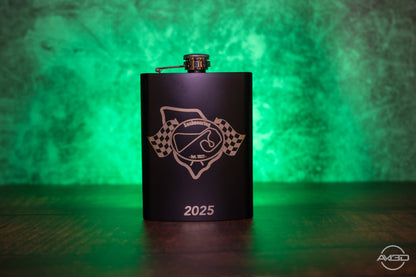 Sachsenring Flachmann 2025 – Edelstahl matt schwarz mit Lasergravur | 8 oz | Einzelstück oder im 3er - Set erhältlich - AM3D Shop