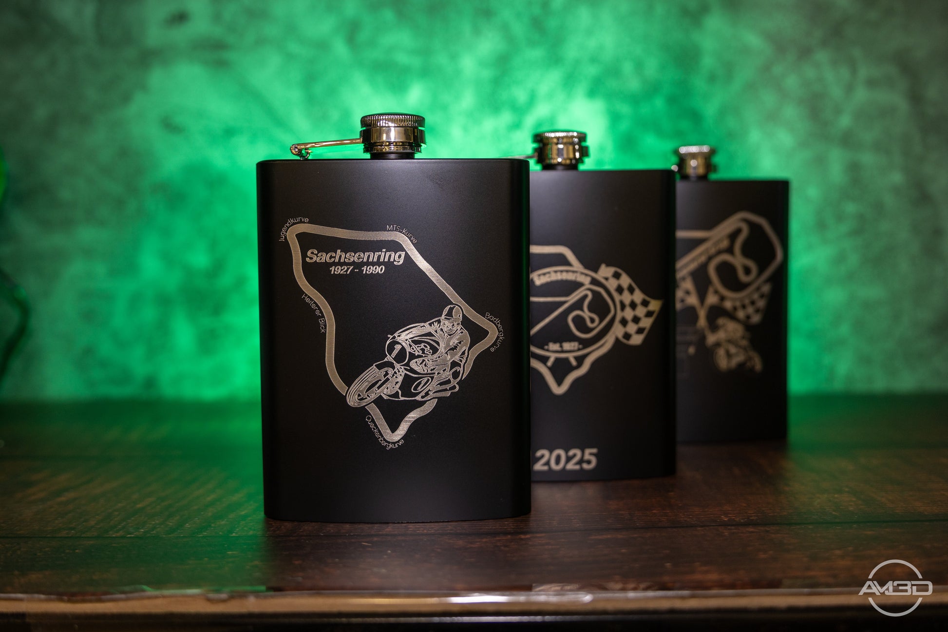 Sachsenring Flachmann 2025 – Edelstahl matt schwarz mit Lasergravur | 8 oz | Einzelstück oder im 3er - Set erhältlich - AM3D Shop