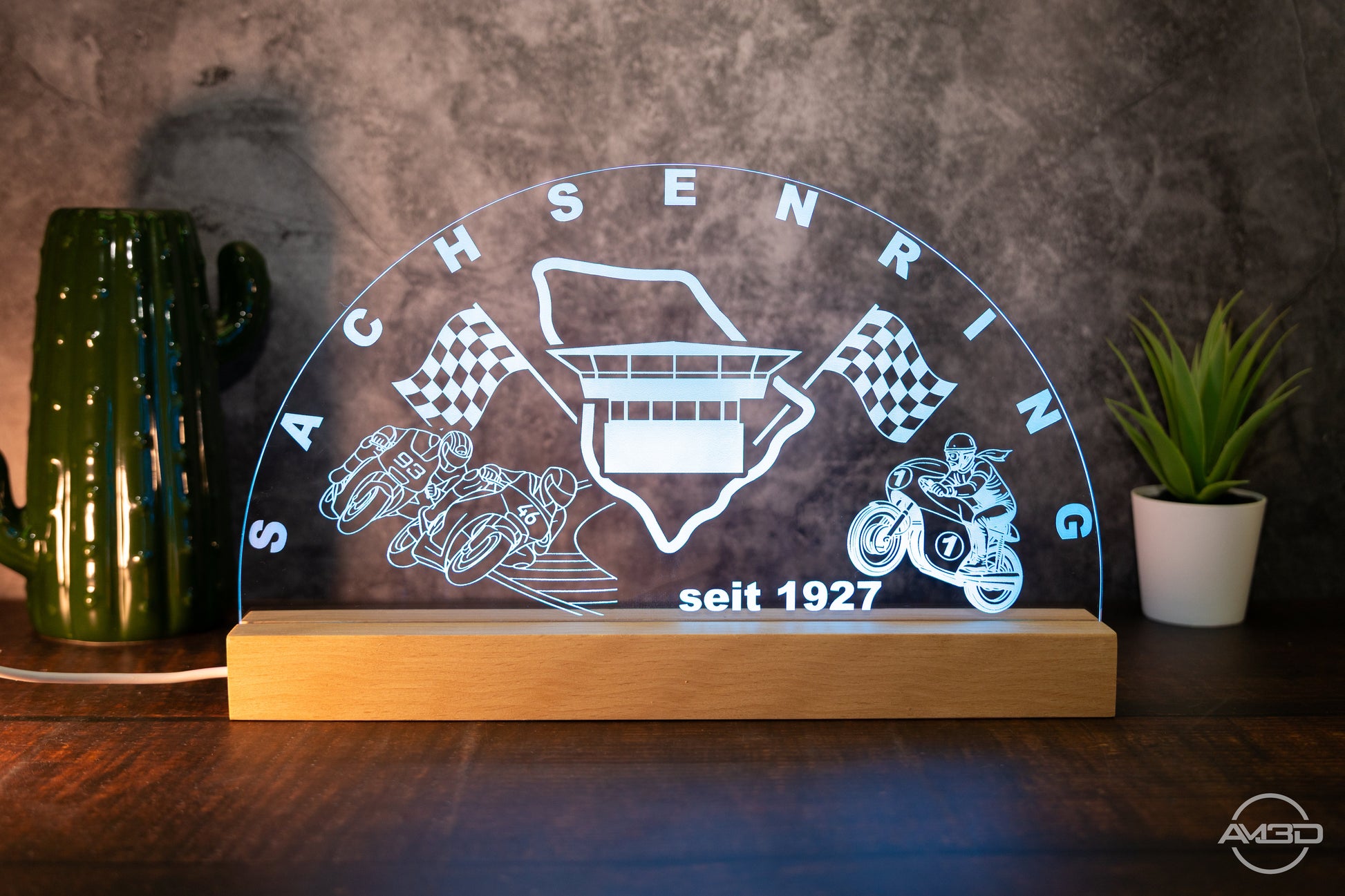 Sachsenring LED - Schwibbogen aus Acryl – personalisierbar & leuchtend - AM3D Shopmit Holzsockel 30cm