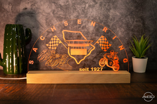 Sachsenring LED - Schwibbogen aus Acryl – personalisierbar & leuchtend - AM3D Shopmit Holzsockel 30cm