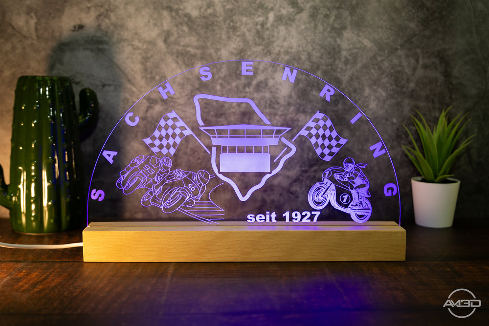 Sachsenring LED - Schwibbogen aus Acryl – personalisierbar & leuchtend - AM3D Shopmit Holzsockel 30cm