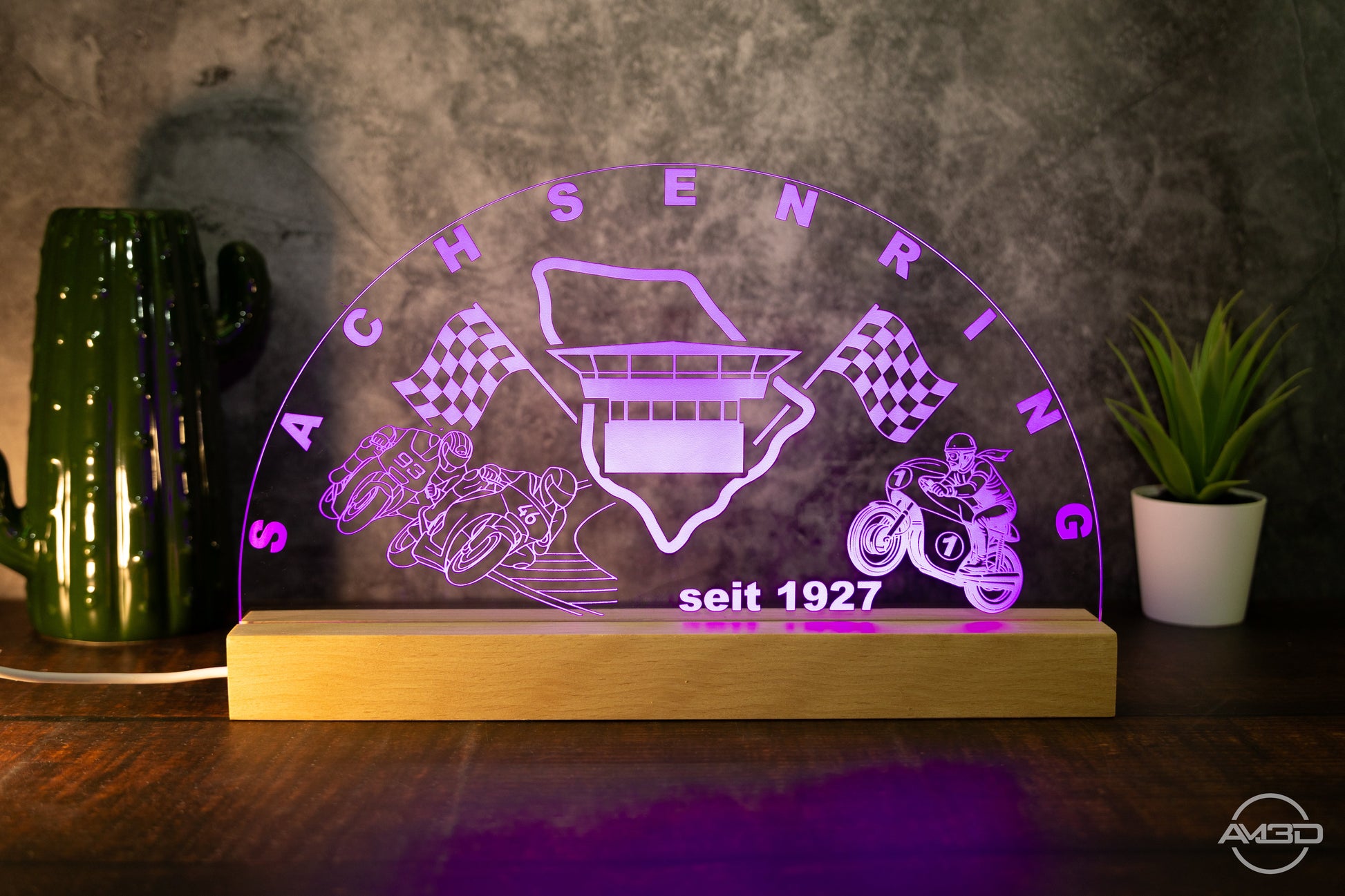 Sachsenring LED - Schwibbogen aus Acryl – personalisierbar & leuchtend - AM3D Shopmit Holzsockel 30cm
