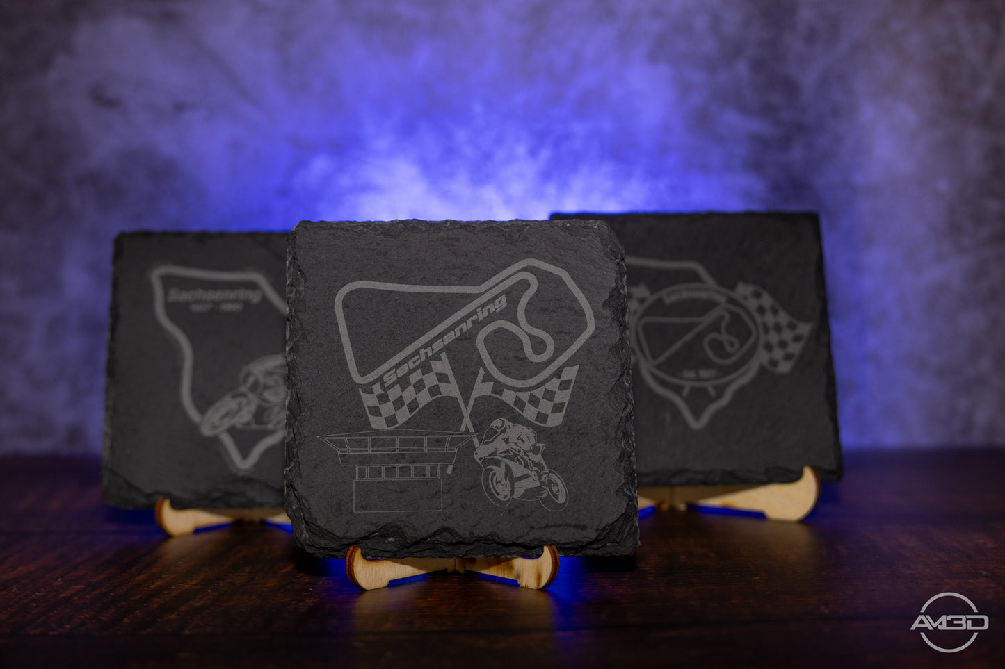 Sachsenring Untersetzer aus Schiefer 10x10 cm – Lasergraviert mit rutschfesten Füßen – Geschenk für Motorsport - und Motorradfans - AM3D Shop