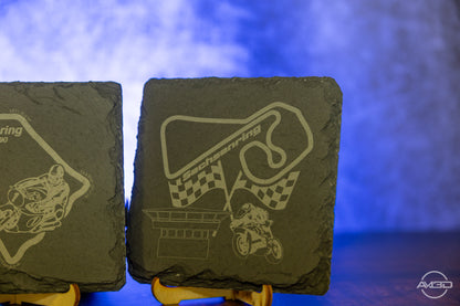 Sachsenring Untersetzer aus Schiefer 10x10 cm – Lasergraviert mit rutschfesten Füßen – Geschenk für Motorsport - und Motorradfans - AM3D Shop
