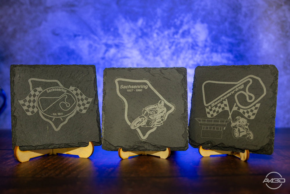 Sachsenring Untersetzer aus Schiefer 10x10 cm – Lasergraviert mit rutschfesten Füßen – Geschenk für Motorsport - und Motorradfans - AM3D Shop