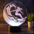Tischlampe aus Acryl mit Surfer - Motiv - Das perfekte Geschenk für Surfer! / surfen/ Surferin/ Surfing - AM3D Shopmit Kunststoffsockel
