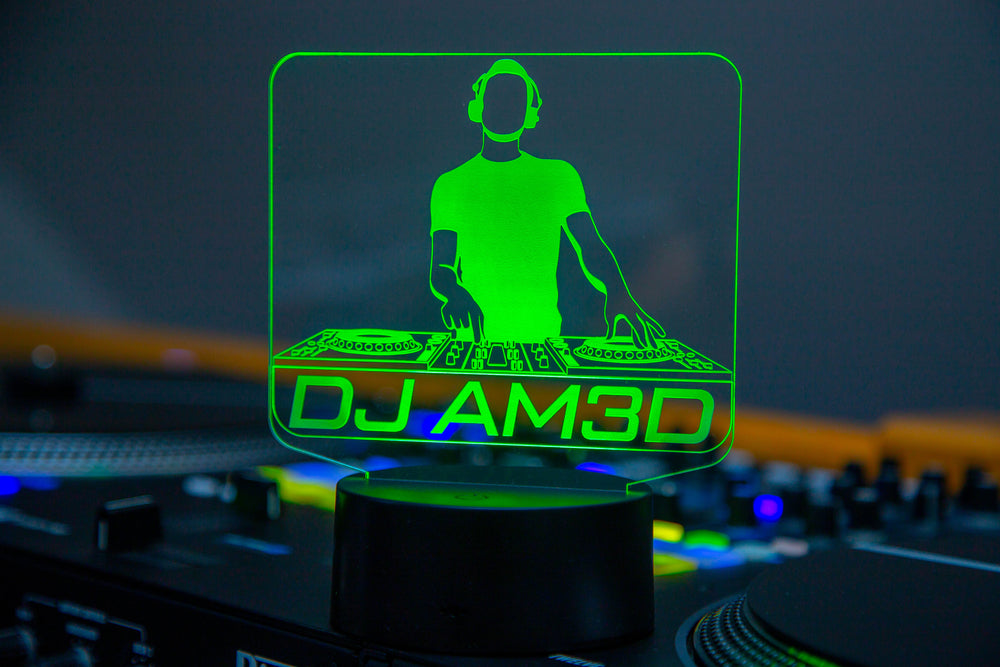 Tischlampe für DJs mit DJ Name LED Nachtlicht aus Acryl - AM3D Shopmit Kunststoffsockel