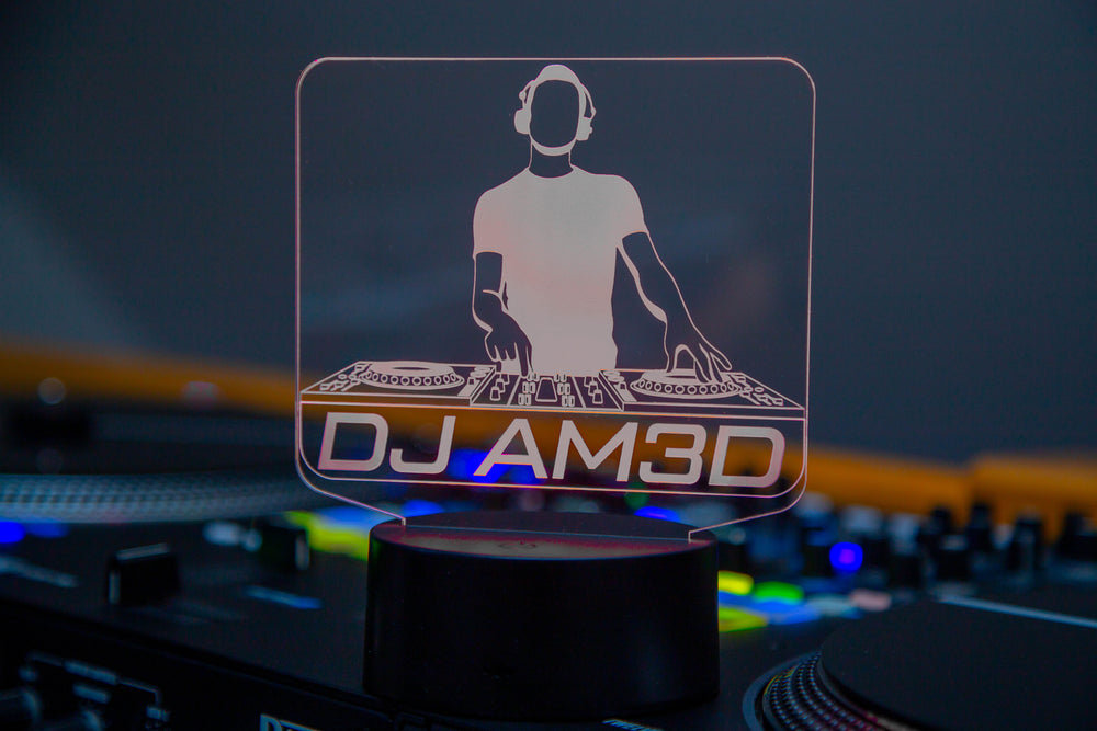 Tischlampe für DJs mit DJ Name LED Nachtlicht aus Acryl - AM3D Shopmit Kunststoffsockel