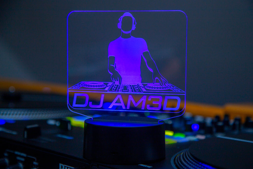 Tischlampe für DJs mit DJ Name LED Nachtlicht aus Acryl - AM3D Shopmit Kunststoffsockel